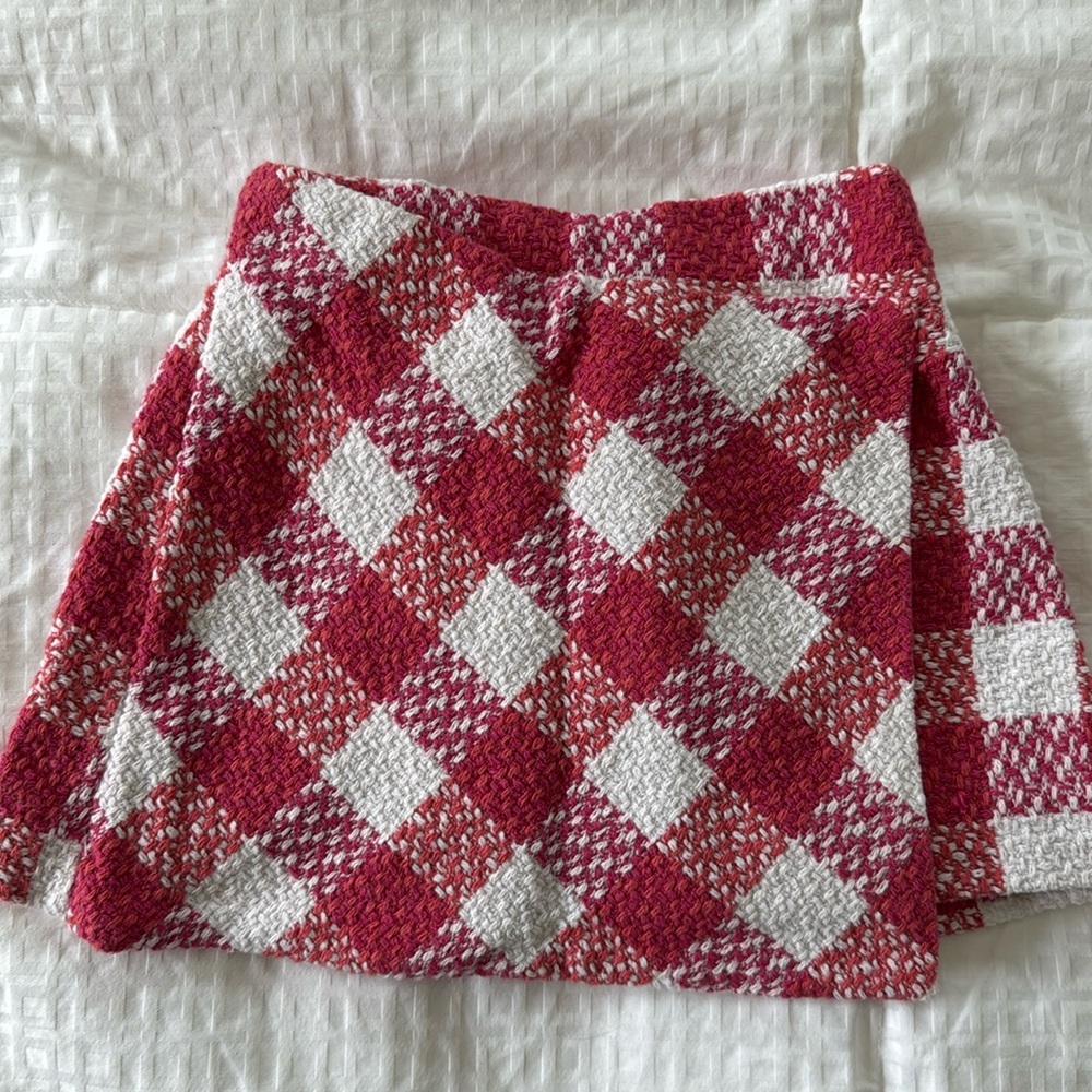 ZARA short skirt with built in shorts. Like new condition. Size 6